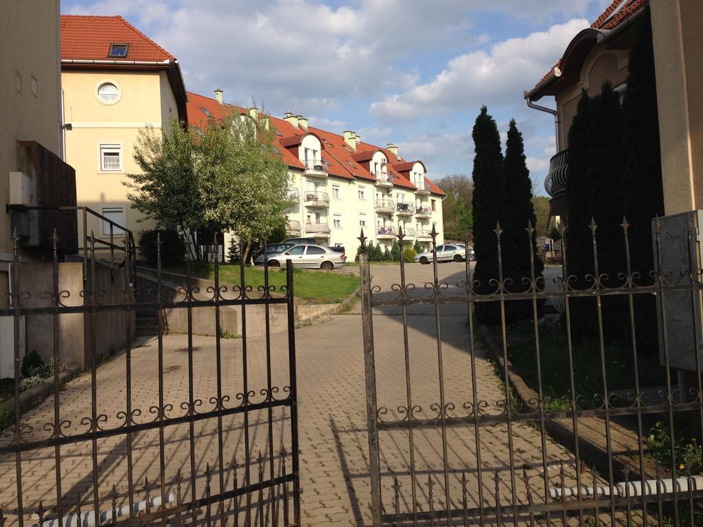 Kristály Apartman Eger Esterno foto